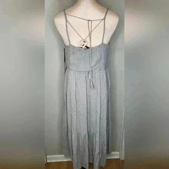 Doe and Rae NWT New Light Gray Tiered Midi Dress Womens Size Small - Picture 3 of 13